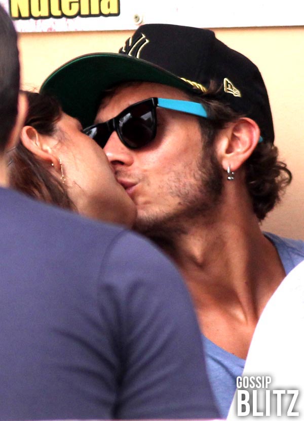 01-valentino-rossi-bacio.jpg
